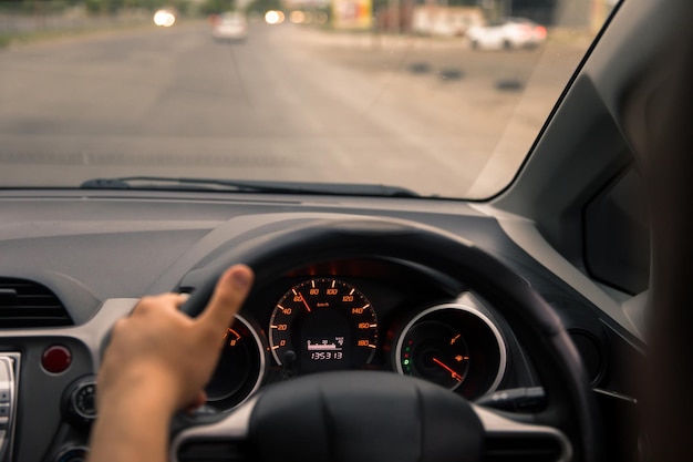 Hombre conduciendo un automóvil