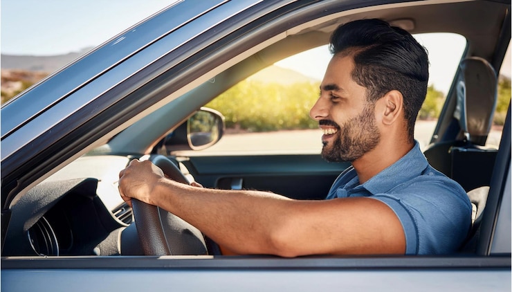 Foto un hombre conduciendo un coche con una camisa azul