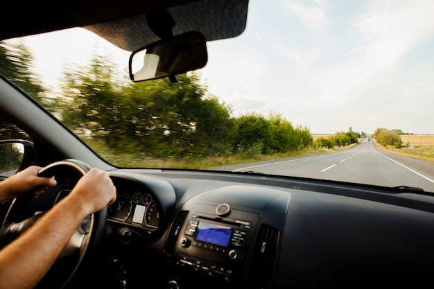 Foto hombre conduciendo un coche en carretera