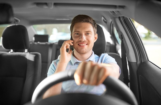 hombre conduciendo un coche y llamando por teléfono inteligente