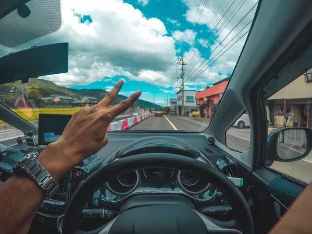 Hombre conduciendo un coche en verano