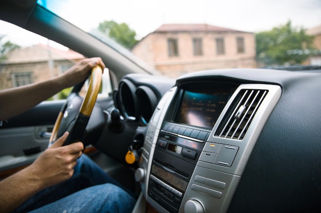 hombre conduciendo coche