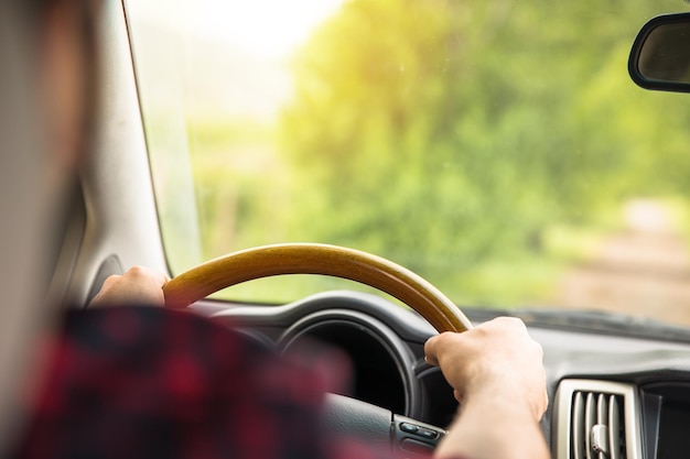 hombre conduciendo coche