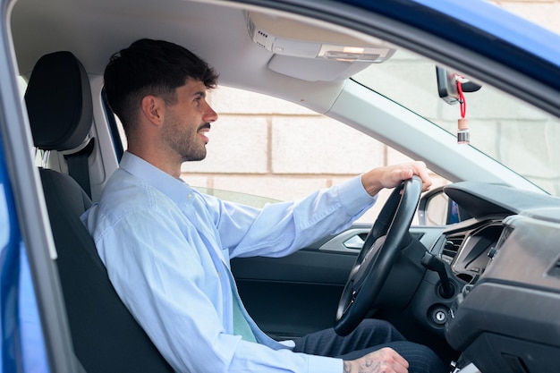 Hombre conduciendo dentro de un vehículo