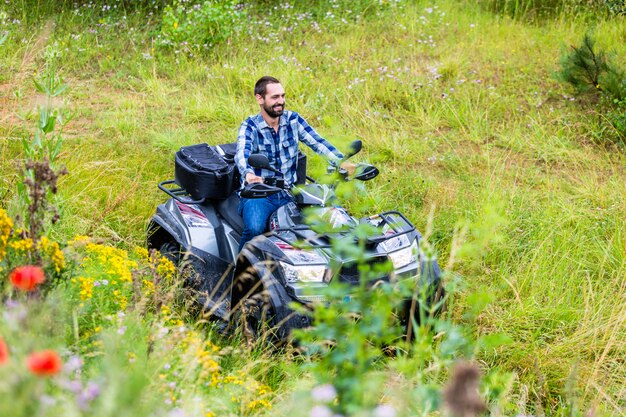 Hombre conduciendo fuera de carretera con quad o ATV