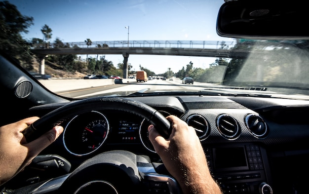 Hombre conduciendo muscle car en LA