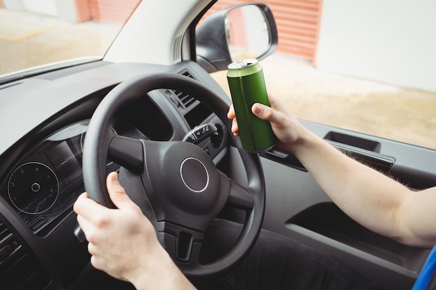 Hombre conduciendo su camioneta mientras está borracho