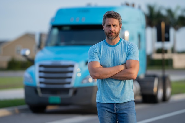 Hombre conductor cerca de camión camión hombre propietario conductor de camión en camiseta cerca de camión guapo hombre de mediana edad tru