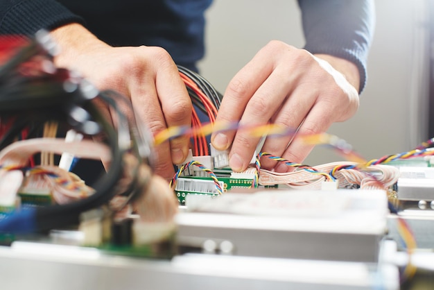 Foto un hombre conecta el equipo para minar criptomonedas bitcoin