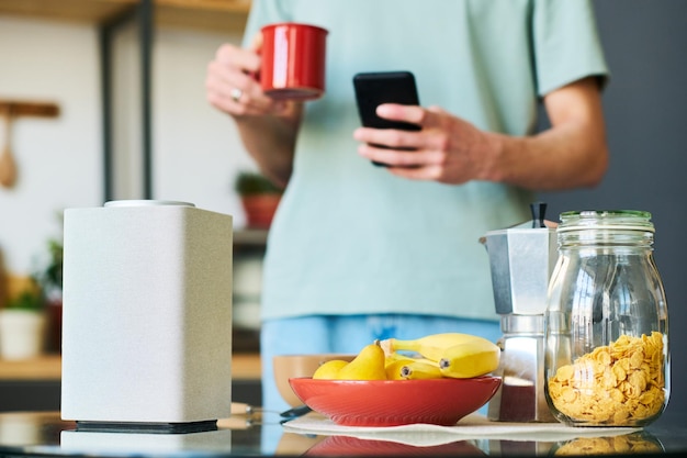 Hombre conectando un altavoz inteligente al teléfono para escuchar música