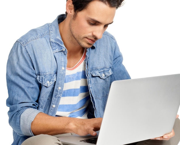 Hombre y conexión a internet en portátil escribir y conectarse en red por fondo blanco Persona masculina suscripción y sitio web en estudio investigación en línea y compras o tecnología para planificación o blog