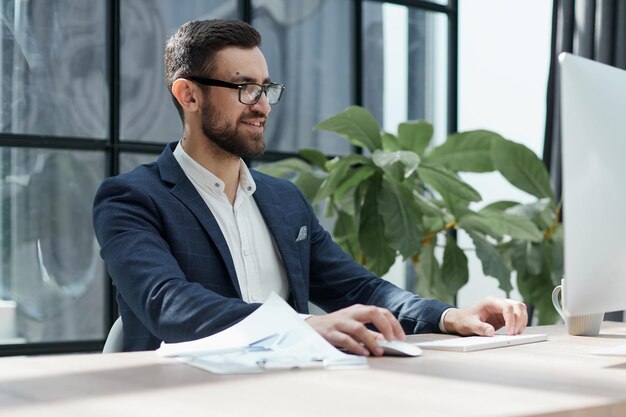 Foto hombre confiado con auriculares hablando y viendo la web de negocios