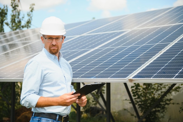 Hombre confiado y estación solar de energía.