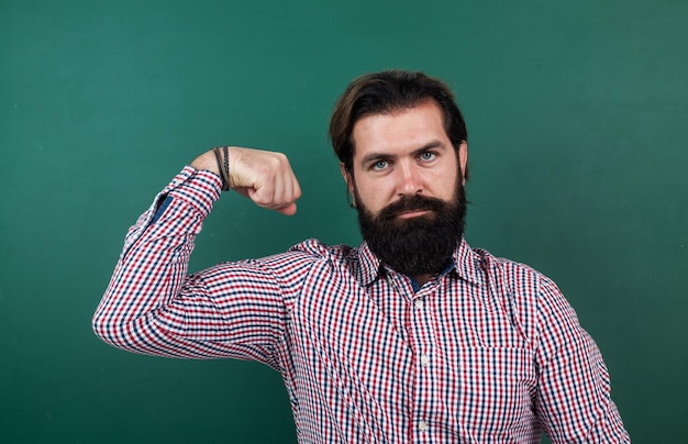 Hombre confiado mostrando bíceps demostrando poder fuerza masculina