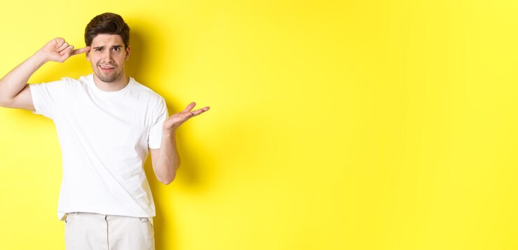 Foto hombre confundido y enojado apuntando a la cabeza regañando a la persona por actuar estúpido mostrar loco signo de pie o
