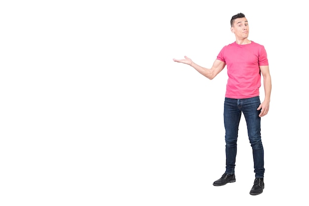 Hombre confundido señalando a un lado en el fondo blanco del estudio