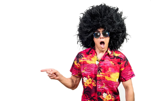 Hombre conmocionado con camisa brillante con gafas de sol y peluca afro mirando a la cámara con la boca abierta y mirando hacia otro lado contra el fondo blanco