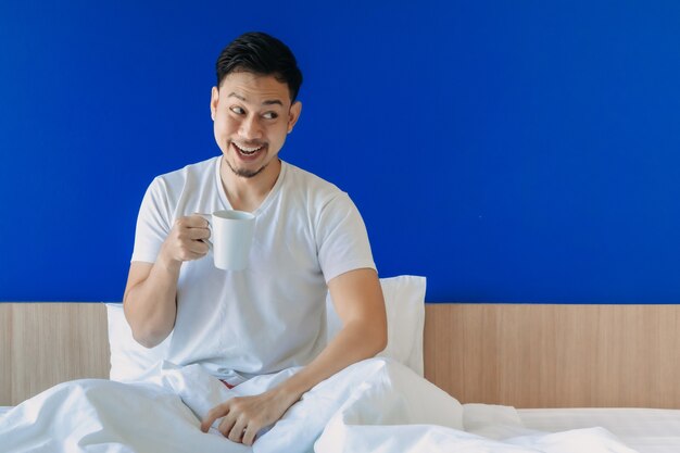 El hombre conmocionado y sorprendido mira el espacio vacío, simplemente despierta en la cama