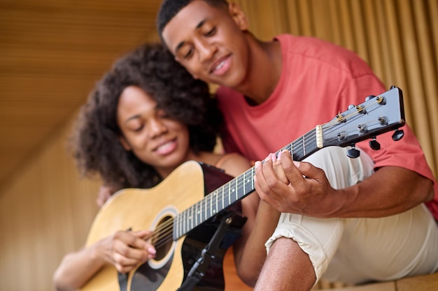 hombre, conmovedor, womans, dedos, en, cuerdas, de, guitarra