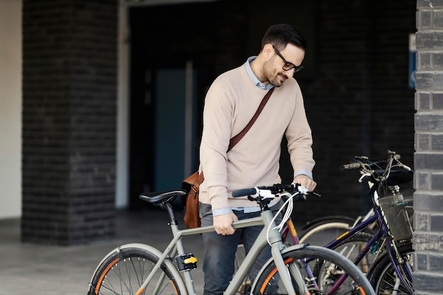 Un hombre consciente del medio ambiente tomando bicicleta para montar