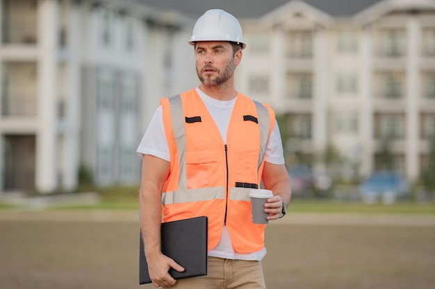 Hombre de la construcción con casco construir una nueva casa ingeniero de trabajo en uniforme de constructor y sombrero duro capataz fuera