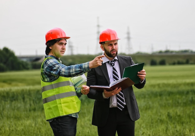 Foto hombre con construcción de plan de cabaña