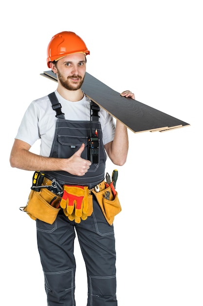 Un hombre de la construcción con tablas o laminado en sus manos Reparación y construcción Aislado sobre fondo blanco.