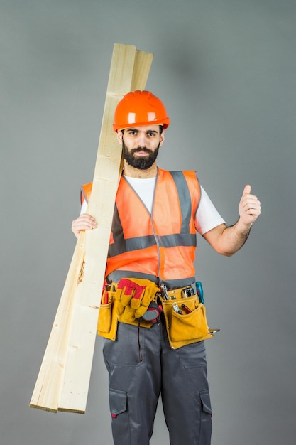 Un hombre de la construcción con tableros o laminados en sus manos Reparación y construcción