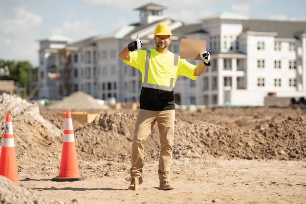 Hombre de la construcción con trabajador de casco en construcción constructor de edificios nuevos en sitio de construcción forema