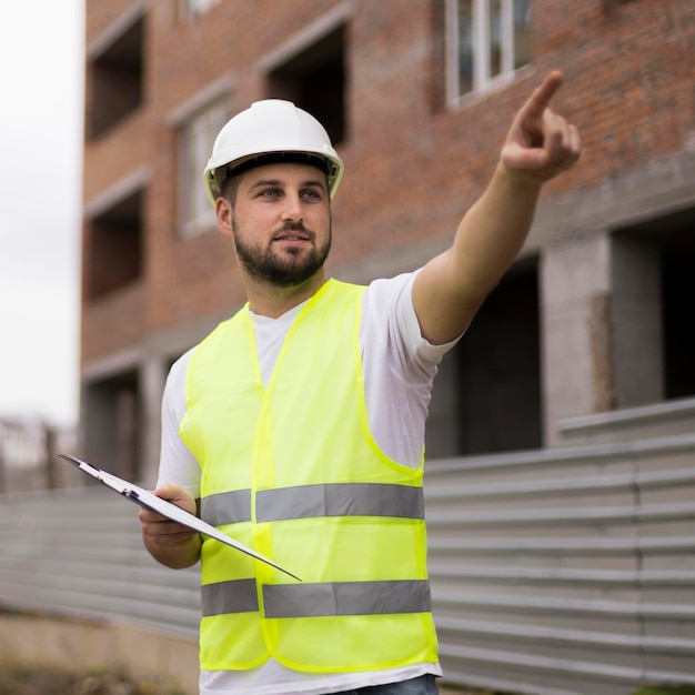 Foto hombre constructor de tiro medio con chaleco