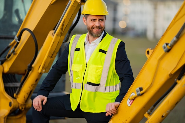 Hombre constructor en traje y casco Inversionista en construcción Inversionista de hombre de negocios frente a la construcción