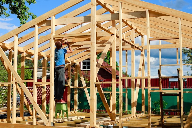 Un hombre construye una casa en el pueblo.