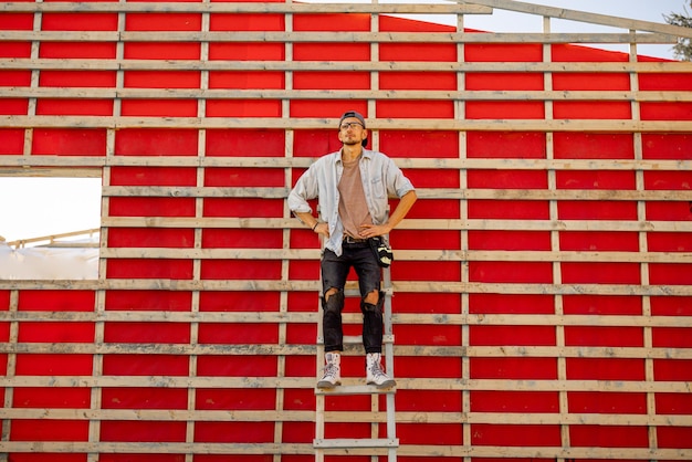 Foto hombre construyendo una casa de madera