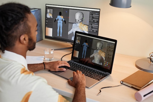 Hombre construyendo modelos digitales en 3D