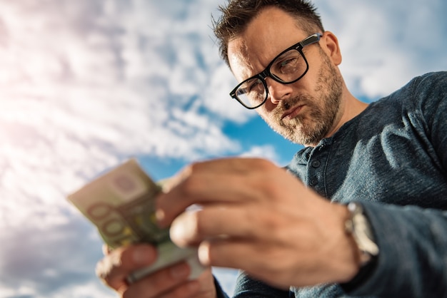 Foto hombre contando dinero