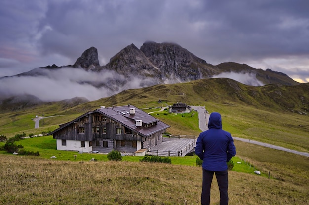 Hombre contemplando las montañas