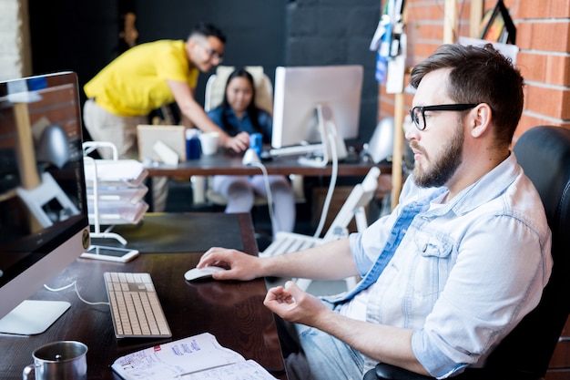 Foto hombre contemporáneo trabajando en oficina