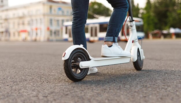 Hombre contemporáneo usando scooter eléctrico