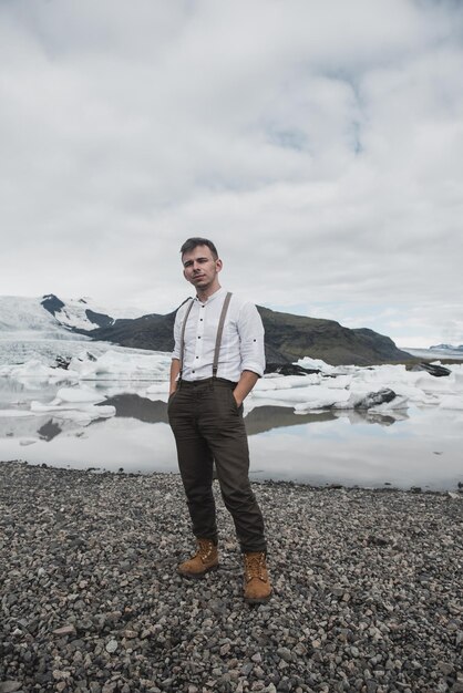 Un hombre se para en el contexto de los glaciares en Islandia