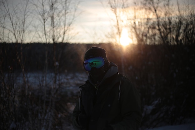 Foto hombre contra el cielo durante el invierno