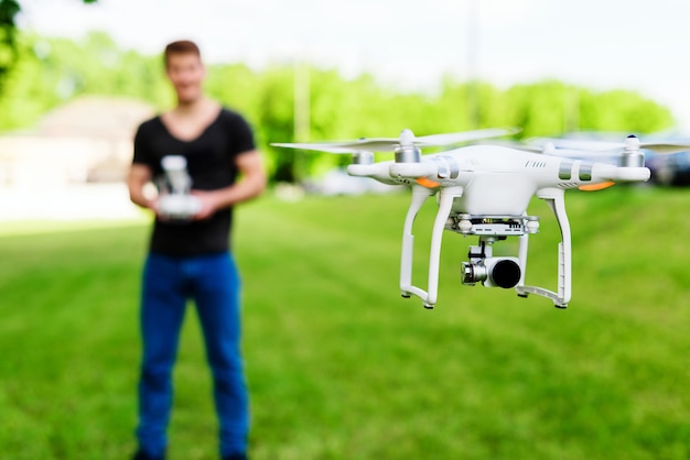 Hombre controla drone en la calle