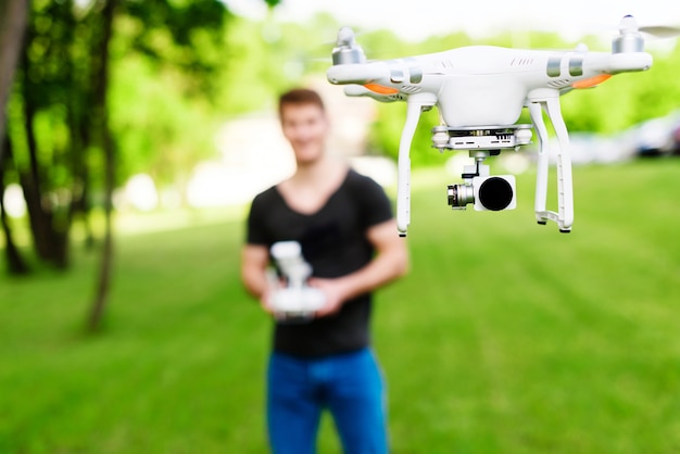 Hombre controla drone en la calle