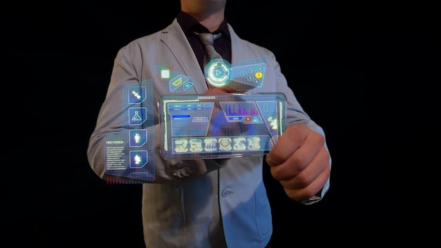 El hombre controla la pantalla futurista del futuro con interfaz en pantalla transparente