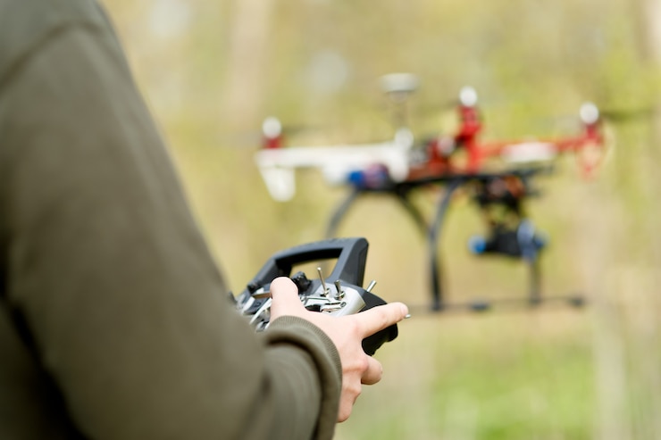 Foto hombre controlando un dron.