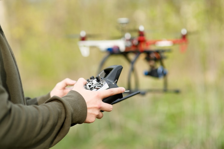 Foto hombre controlando un dron.