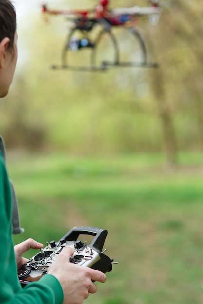 Hombre controlando un dron.