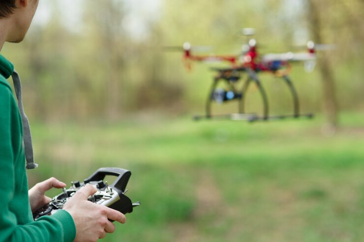 Foto hombre controlando un dron.