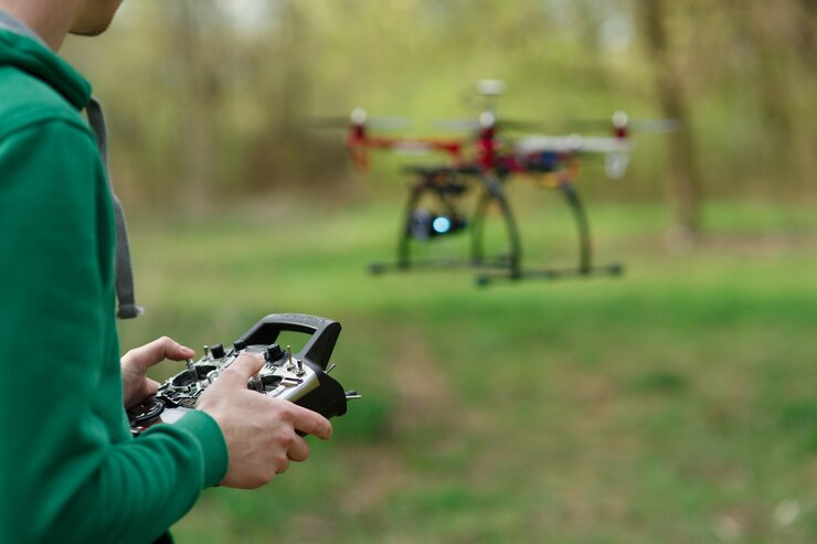 Foto hombre controlando un dron.