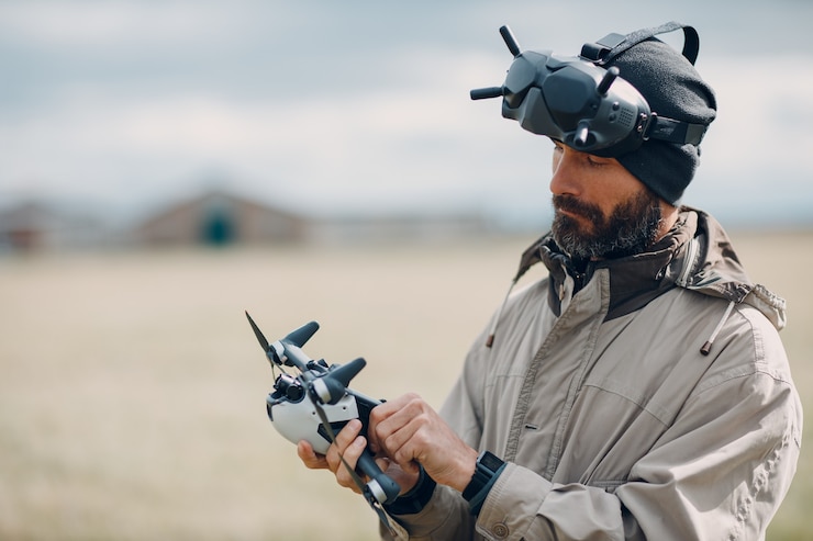 Foto hombre controlando drone quadcopter fpv con control remoto de antena de gafas
