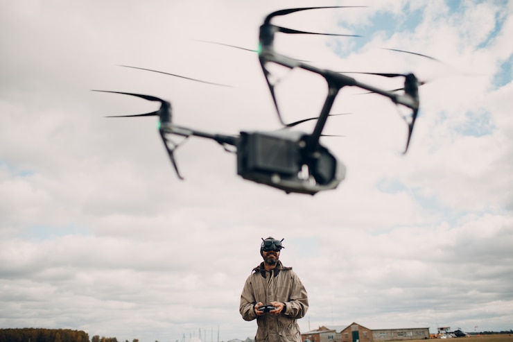 Foto hombre controlando drone quadcopter fpv con control remoto de antena de gafas